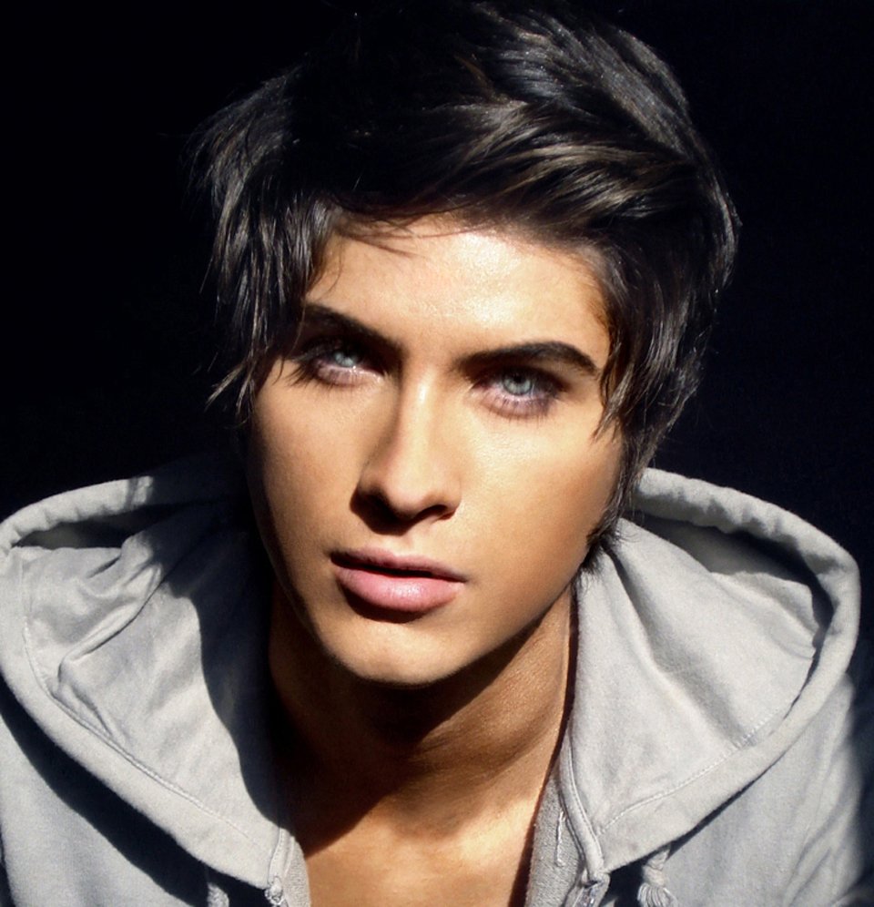 Красивый черноволосый парень