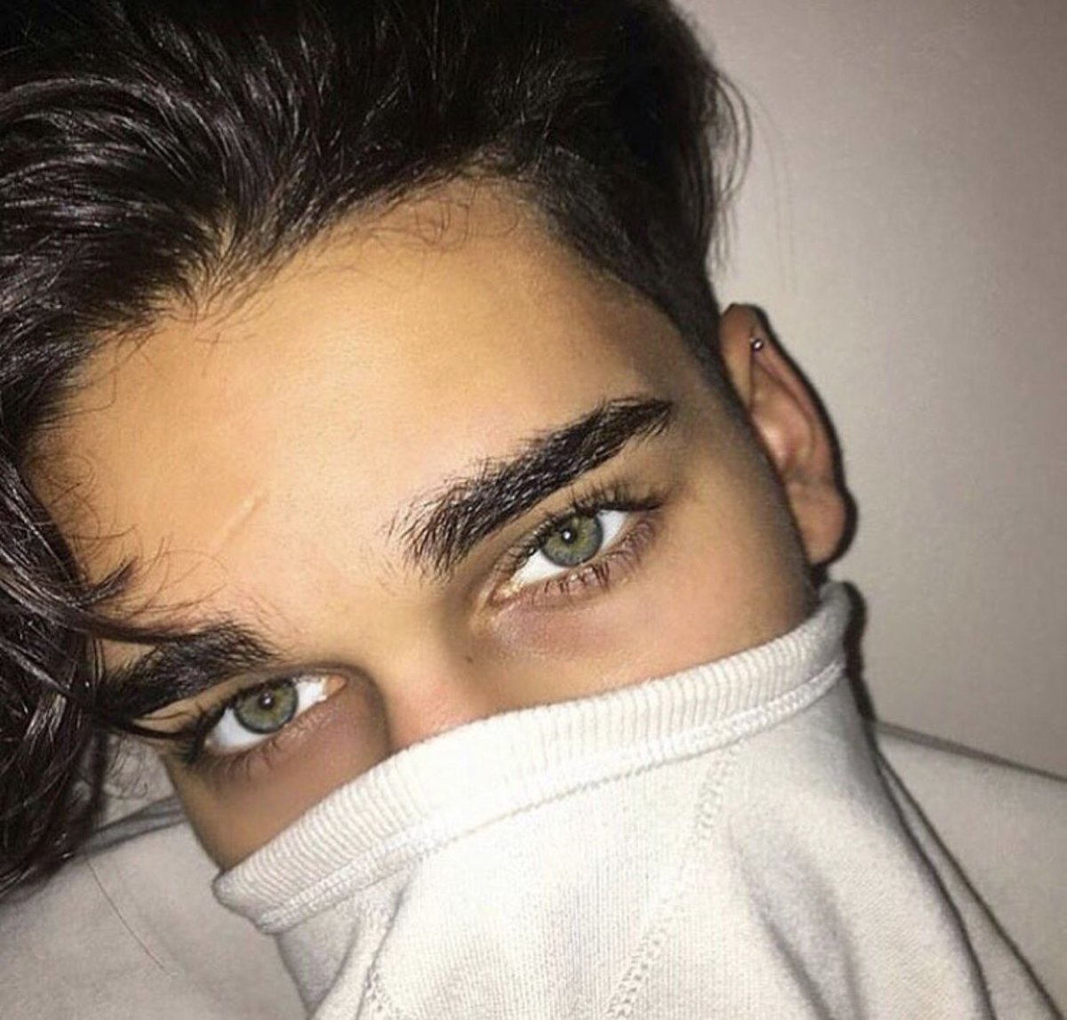 Парни с красивыми ресницами