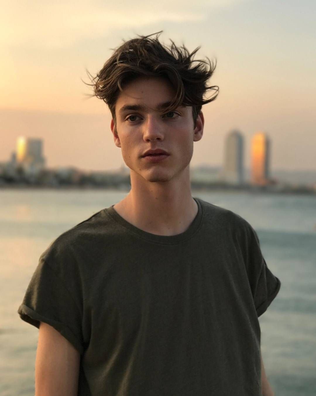 Мужчина с темными волосами и карими глазами