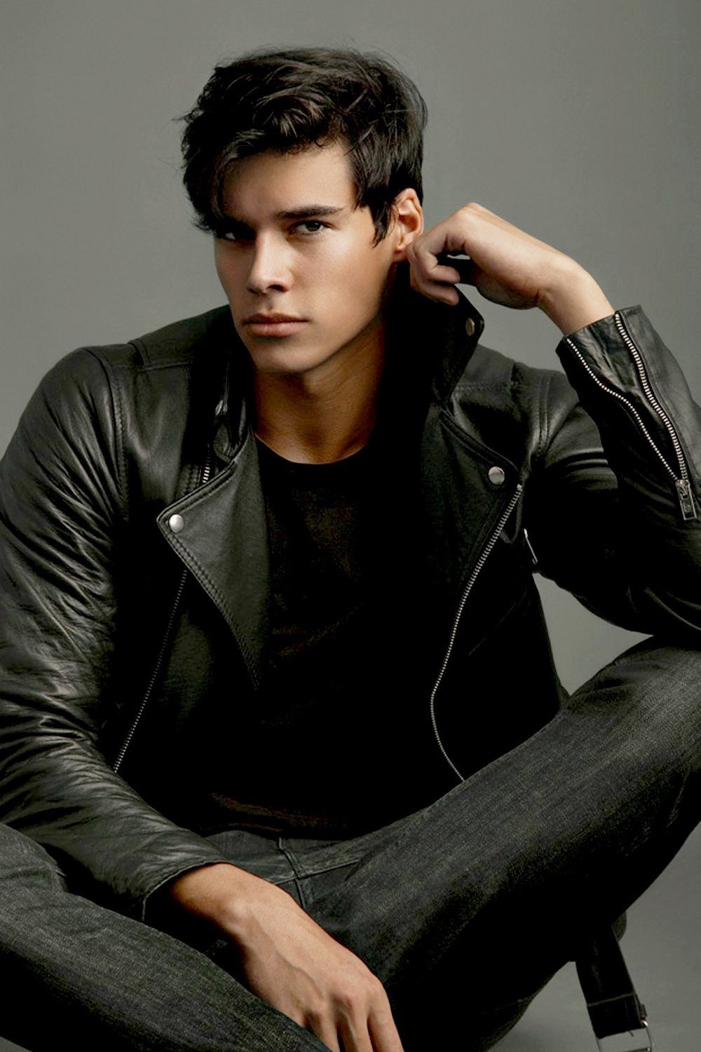 Красивый черноволосый парень