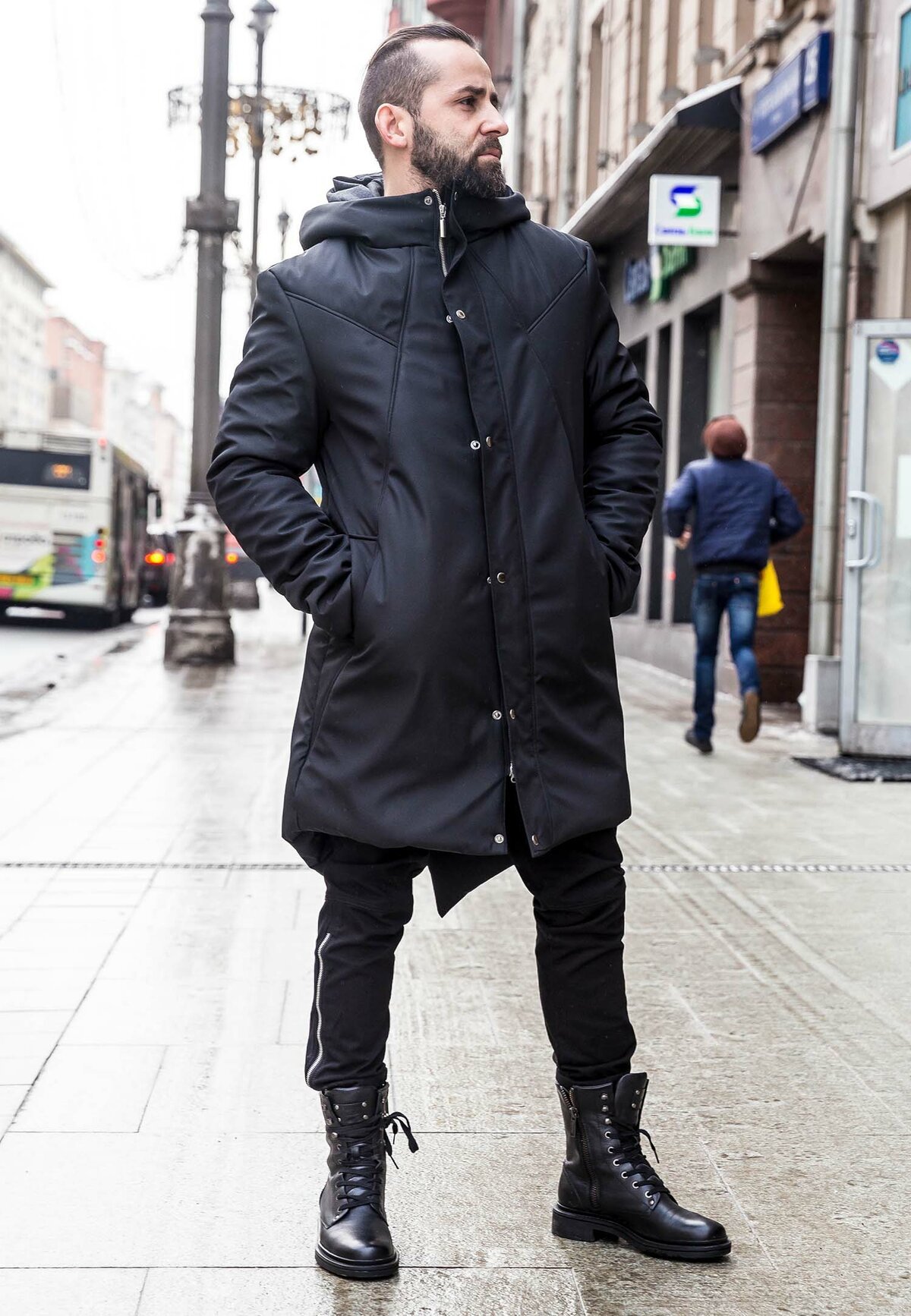 Черное мужское пальто с берцами