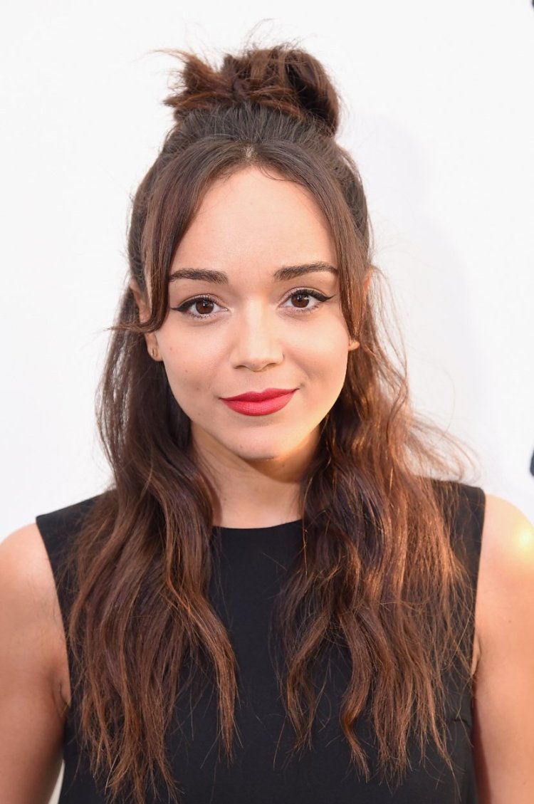 Прическа с 2 хвостиками и распущенные