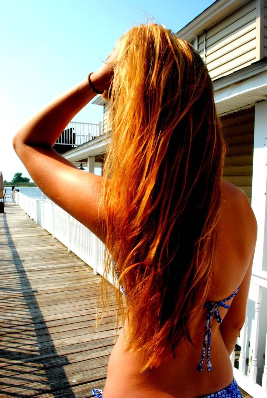 Рыжеволосая девушка вид сзади