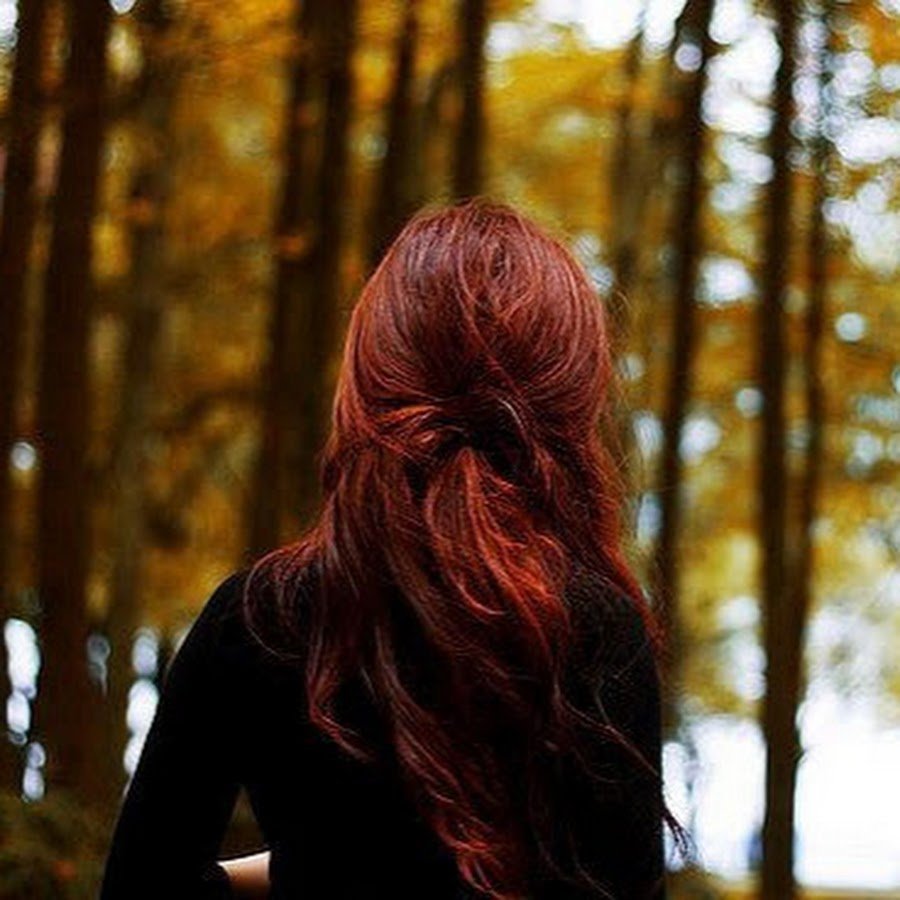 Рыжеволосая девушка сзади