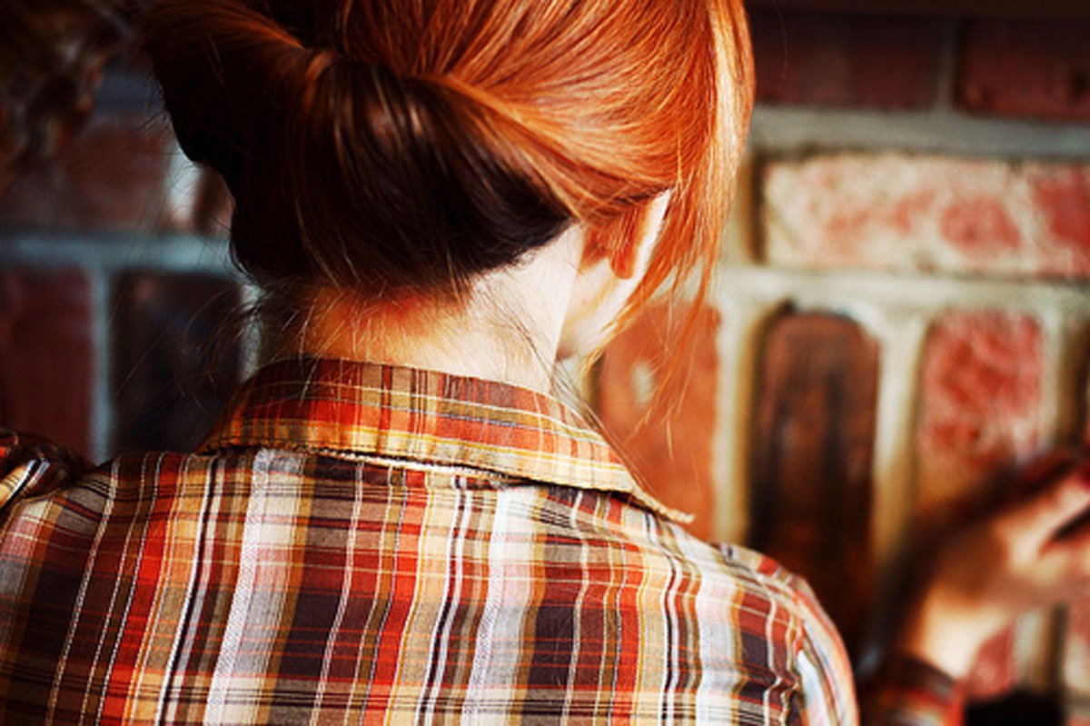 Рыжая женщина со спины