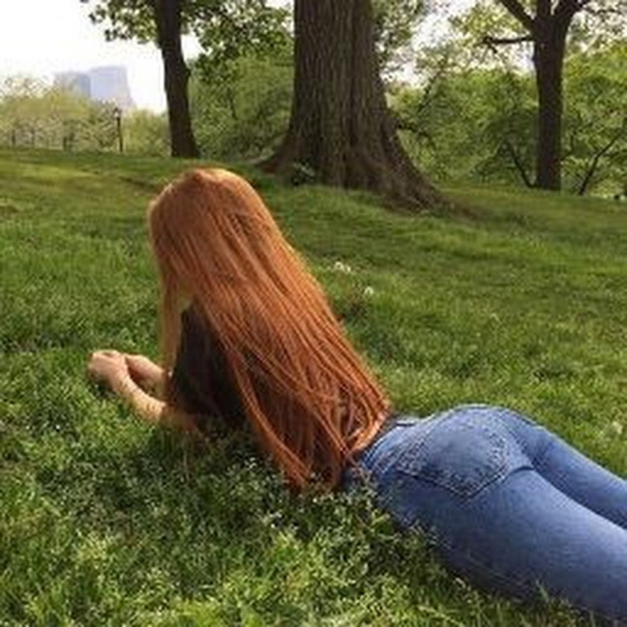 Рыжая девушка со спины