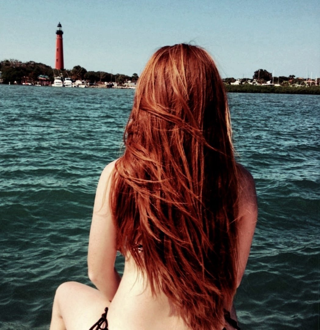 Рыжеволосая девушка вид сзади