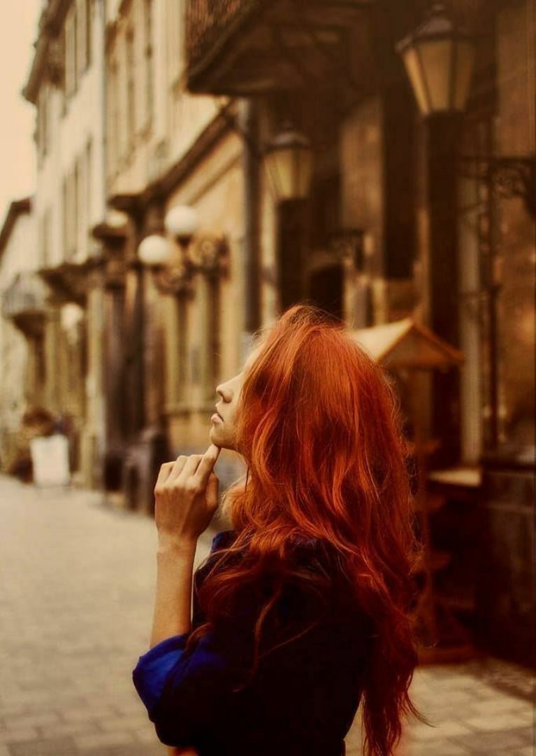 Рыжая девушка со спины
