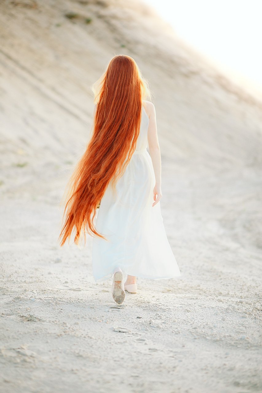 Девушка с длинными рыжими волосами