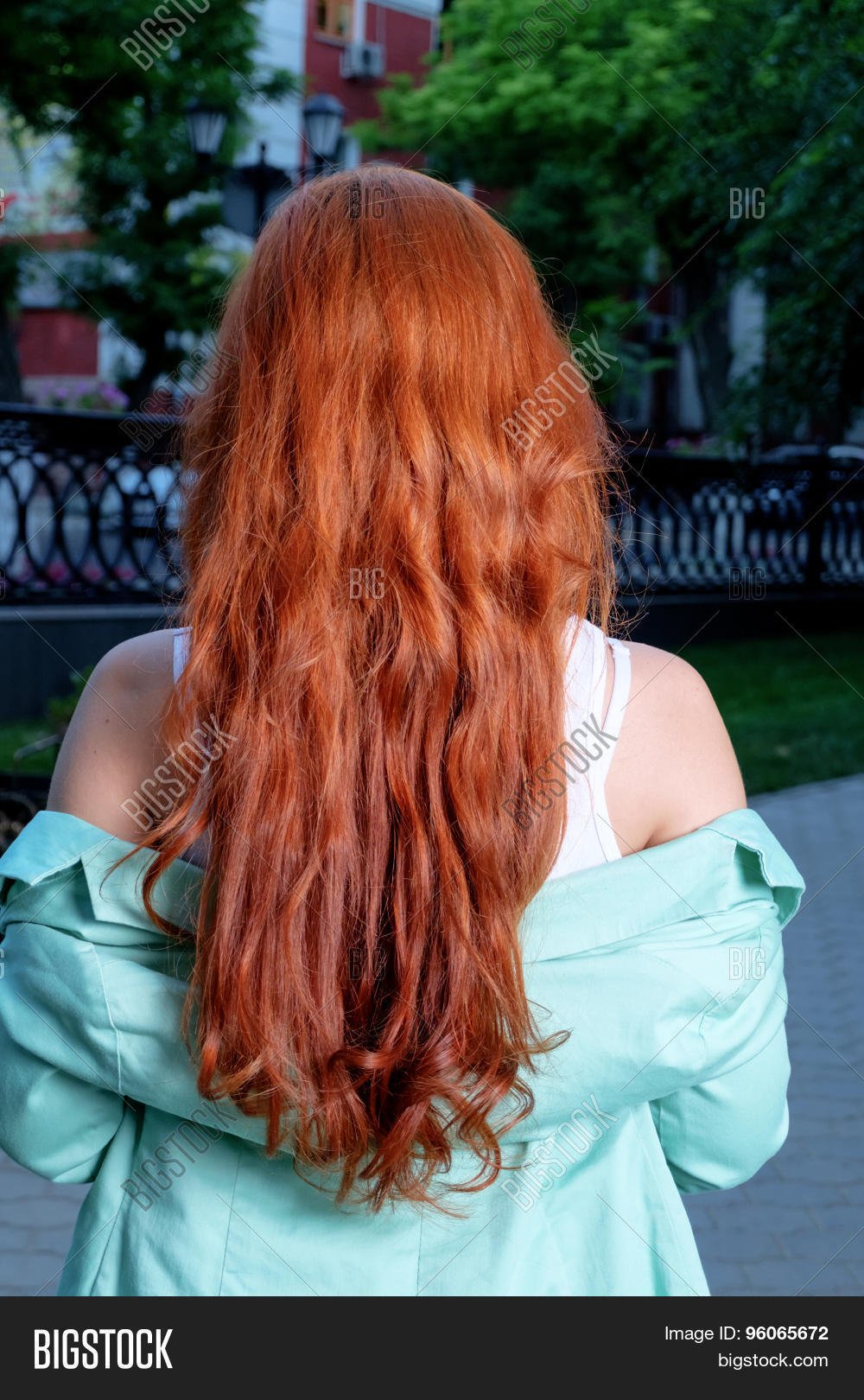 Женщина с рыжими волосами со спины