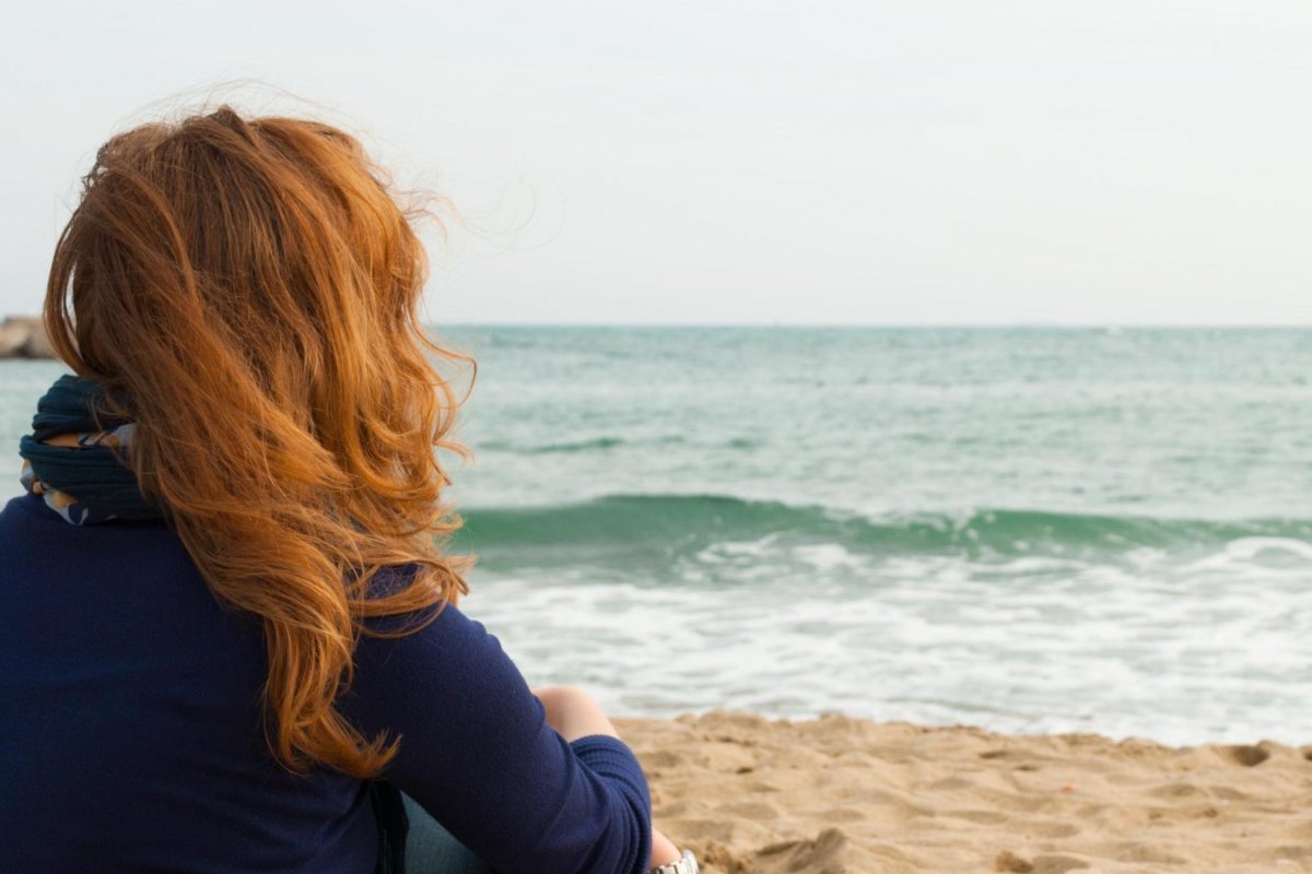 Рыжеволосая девушка на море