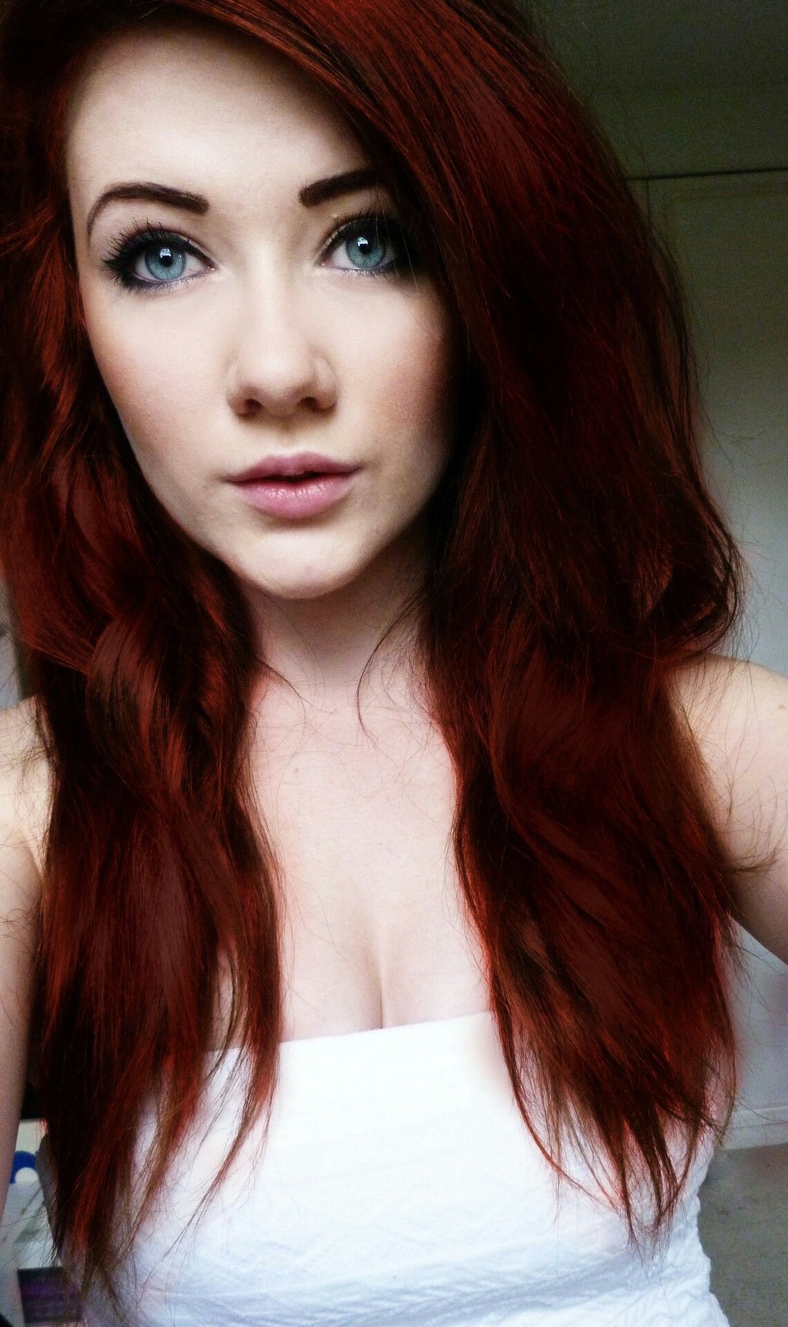 Бордовые волосы и голубые глаза