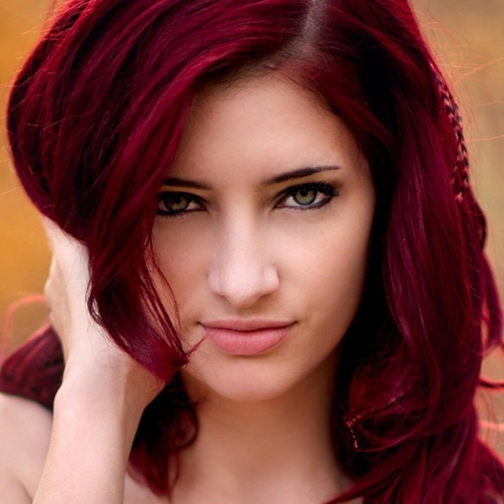 Девушка с вишнёвыми волосами