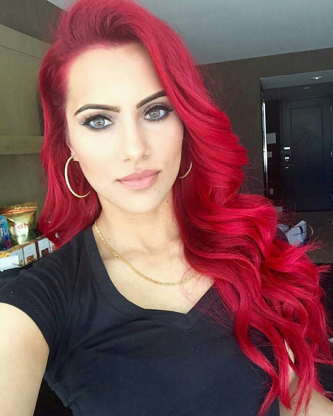 Макияж к карснви волосам