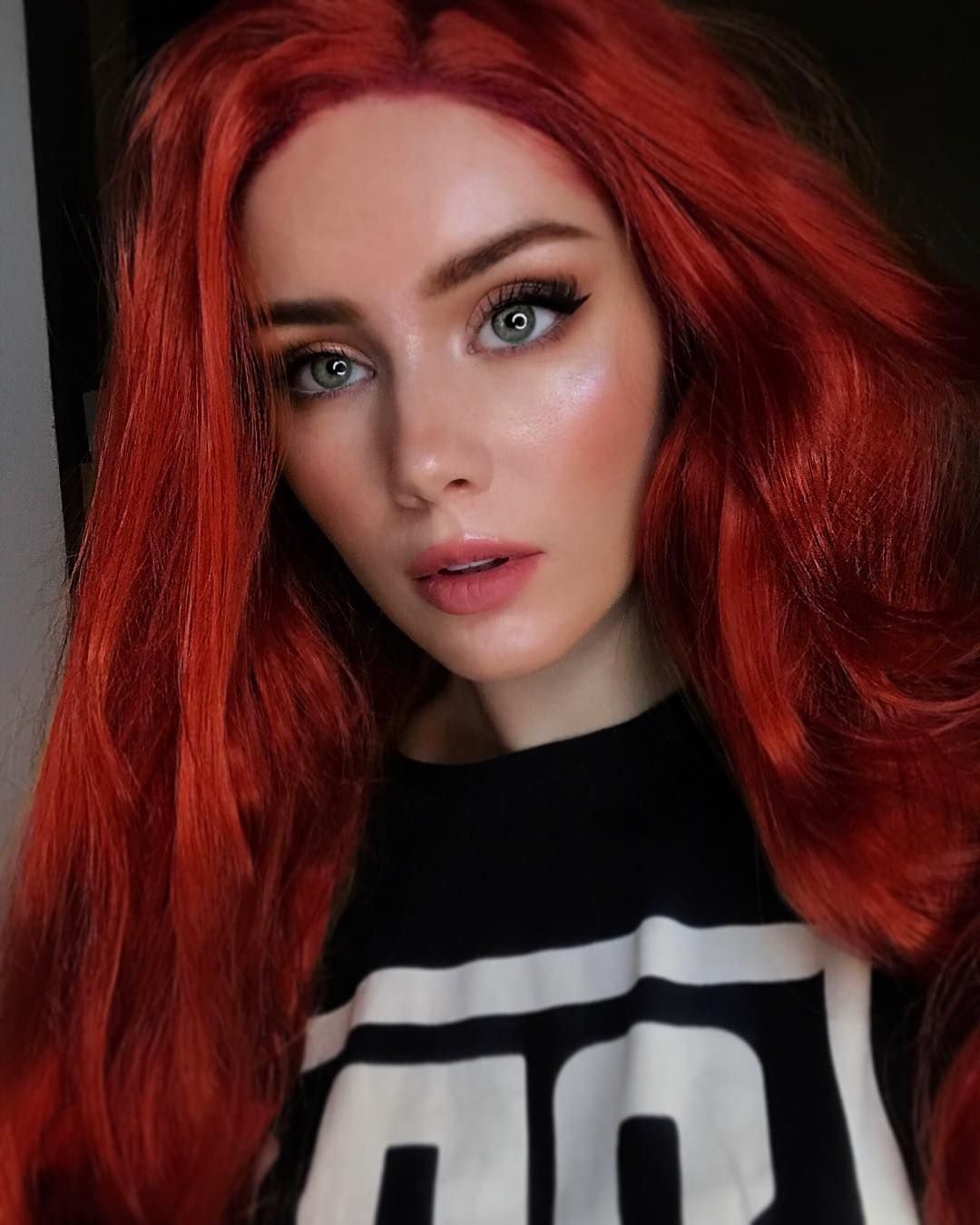 Скарлет Тейлор с красными волосами