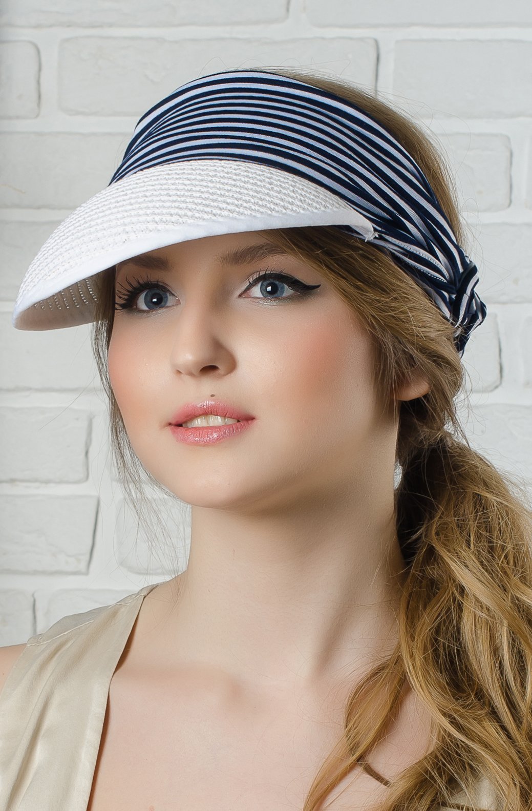 Повязка на голову с козырьком женская