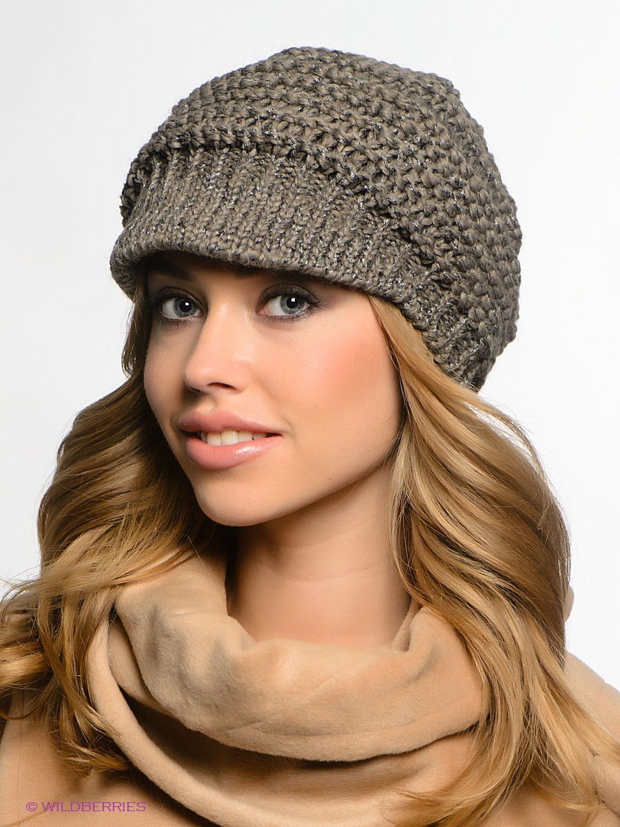 Вязаная шапка с козырьком