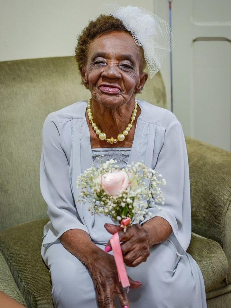 Старуха в свадебном платье