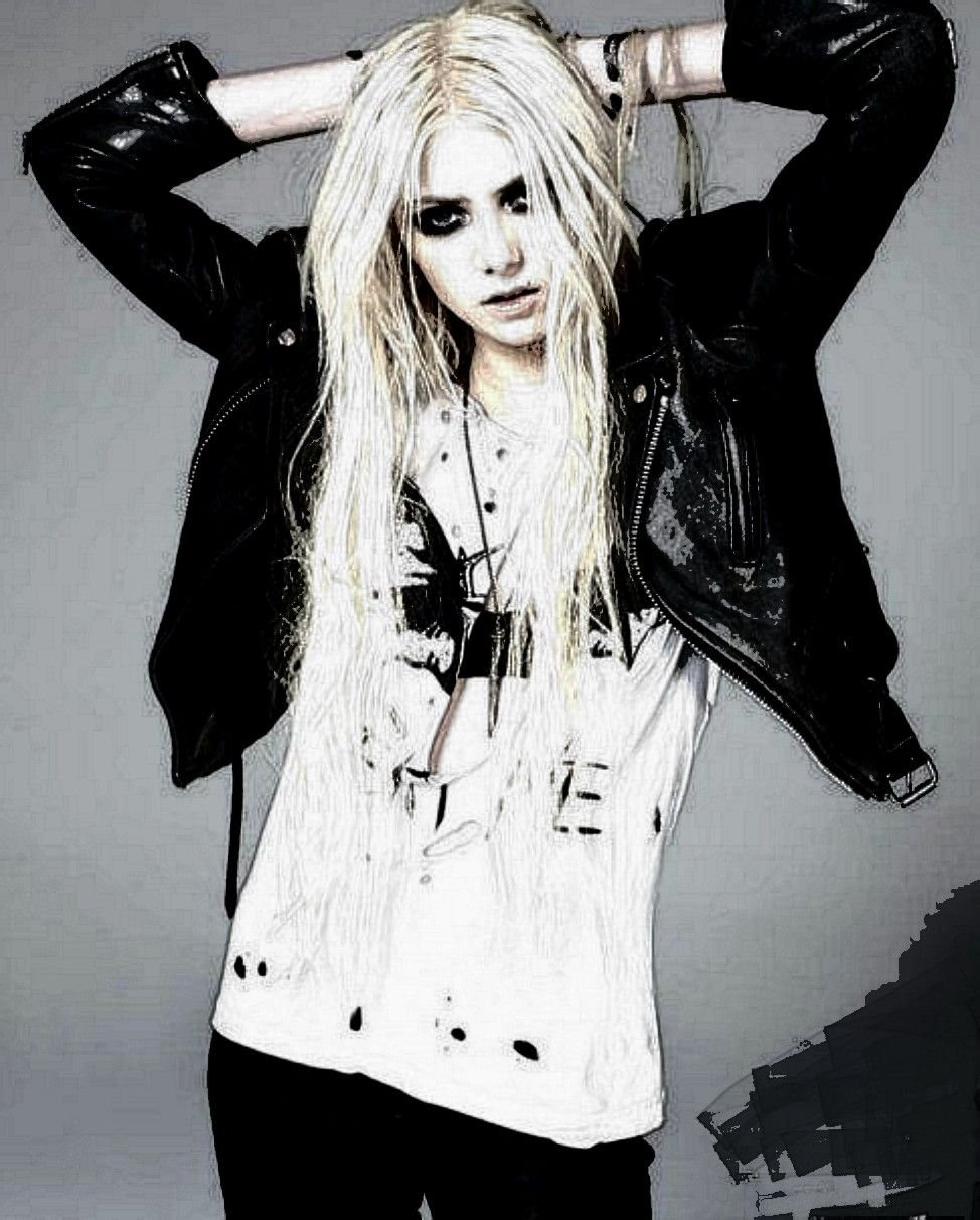 Тейлор Момсен 2011