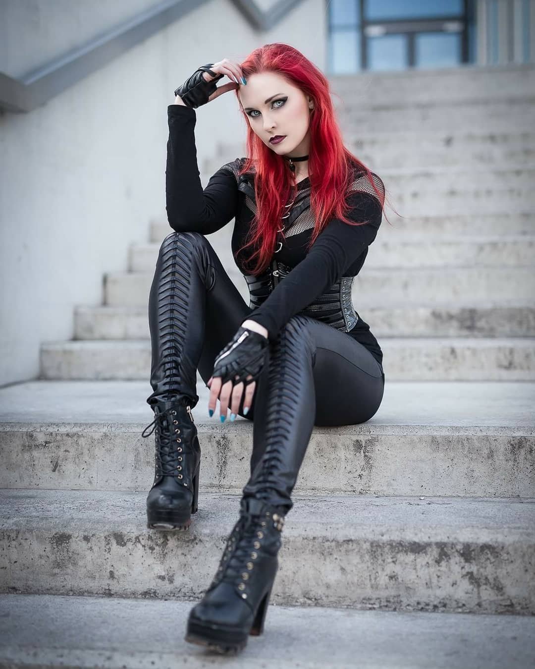 Девушка рокерша