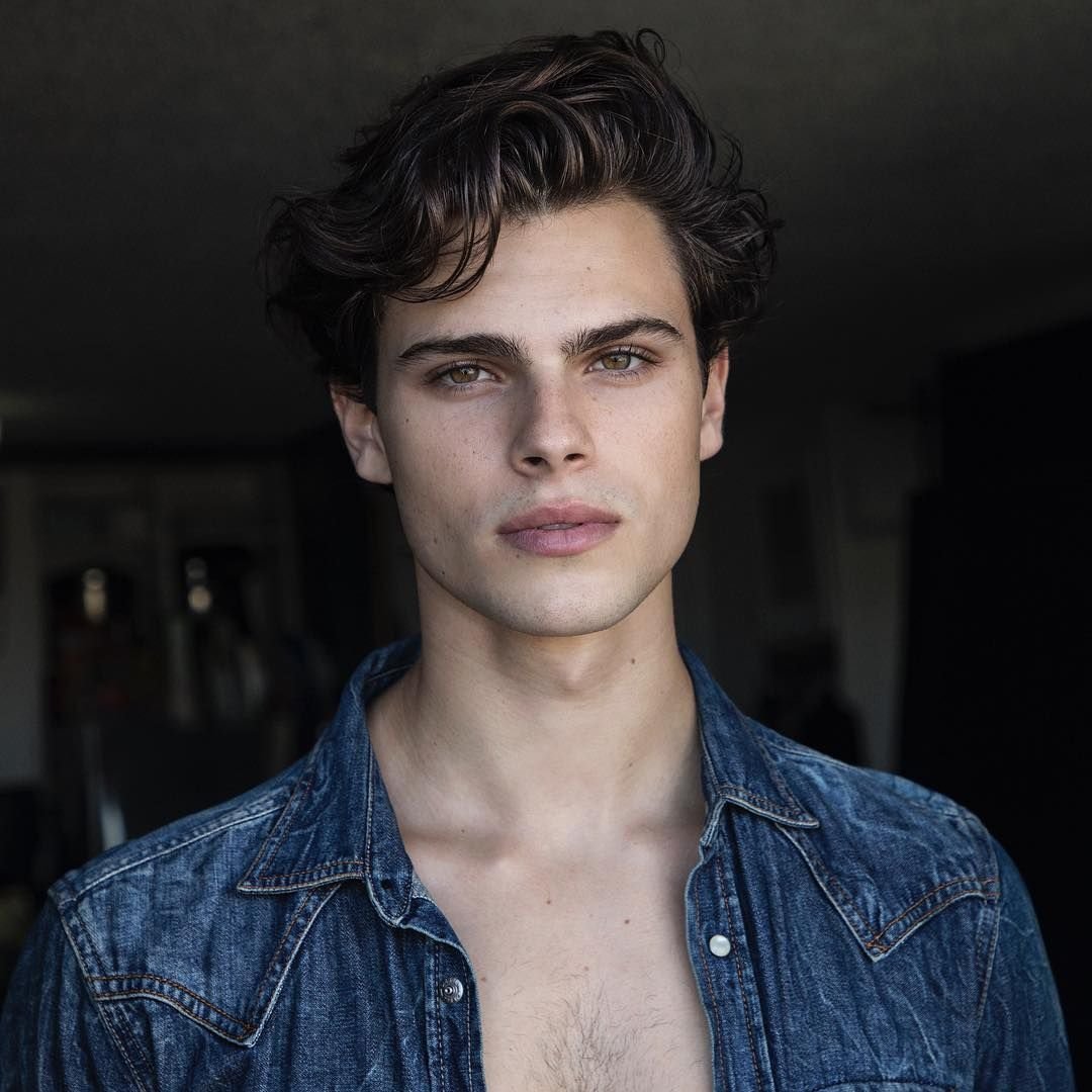 Красивые скулы у парней