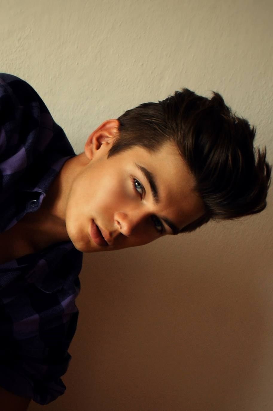 Красивый парень с черными волосами