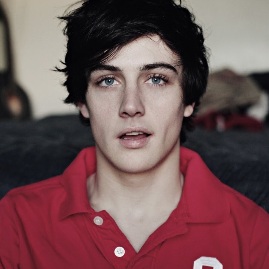 Голубоглазый парень с черными волосами