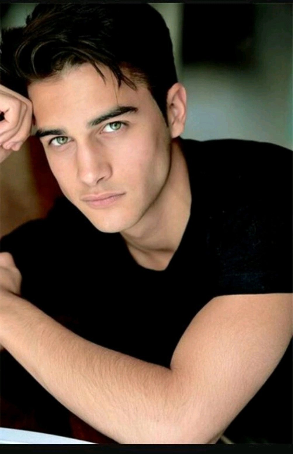 Брюнет с зелеными глазами парень