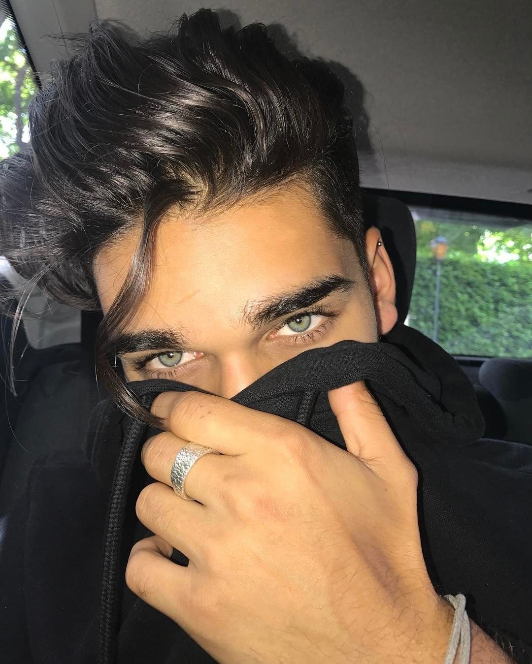 Брюнет с зелеными глазами парень