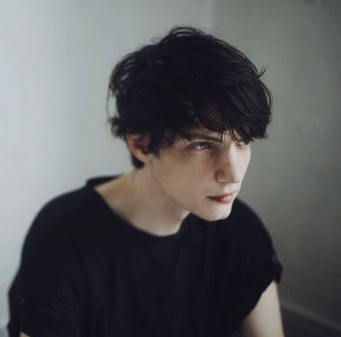 Парень с черными волосами Эстетика