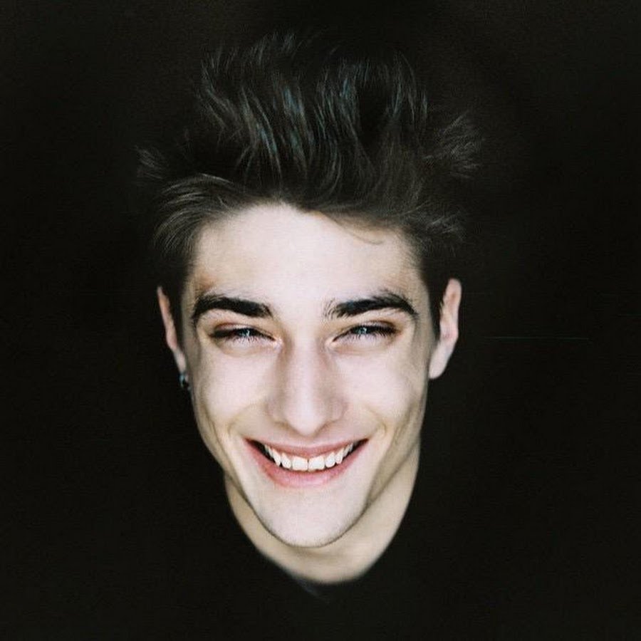 Максенс ДАНЕТ брюнет