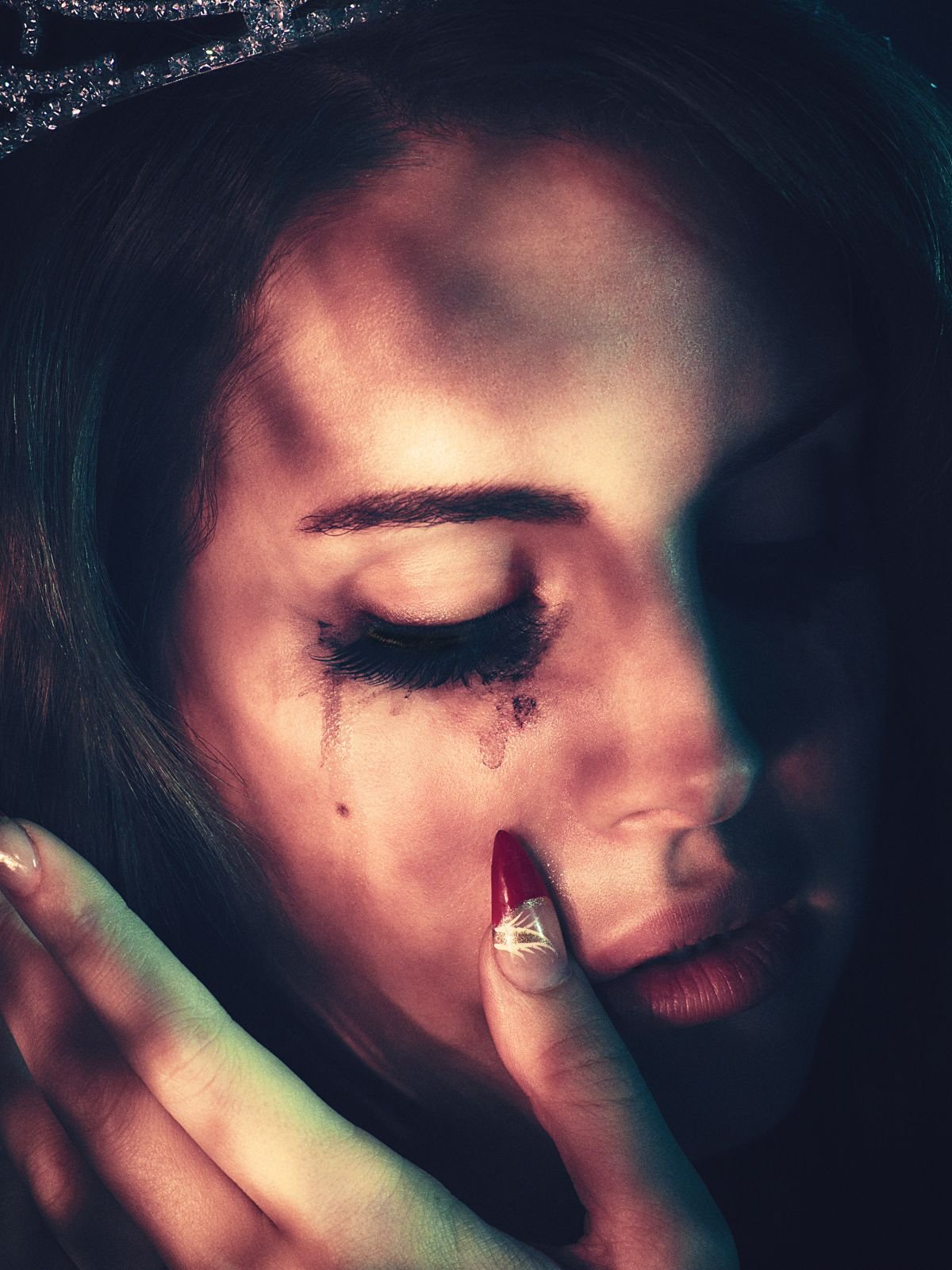 Девушка в слезах