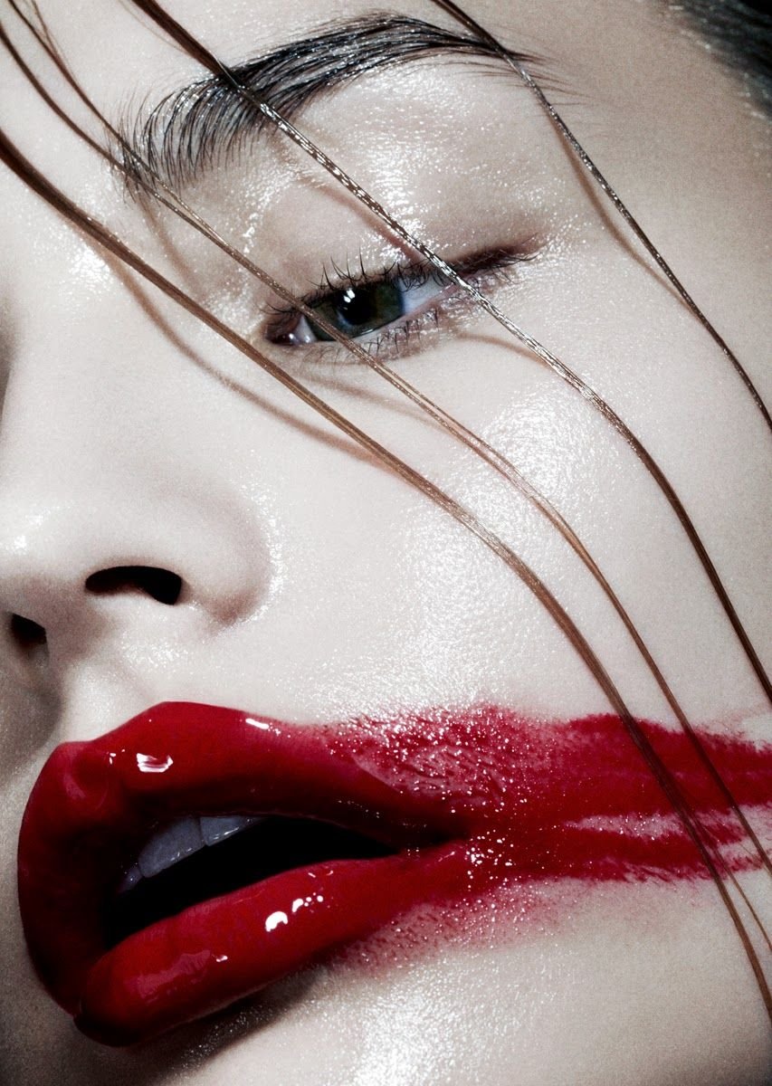 Девушка с размазанной помадой