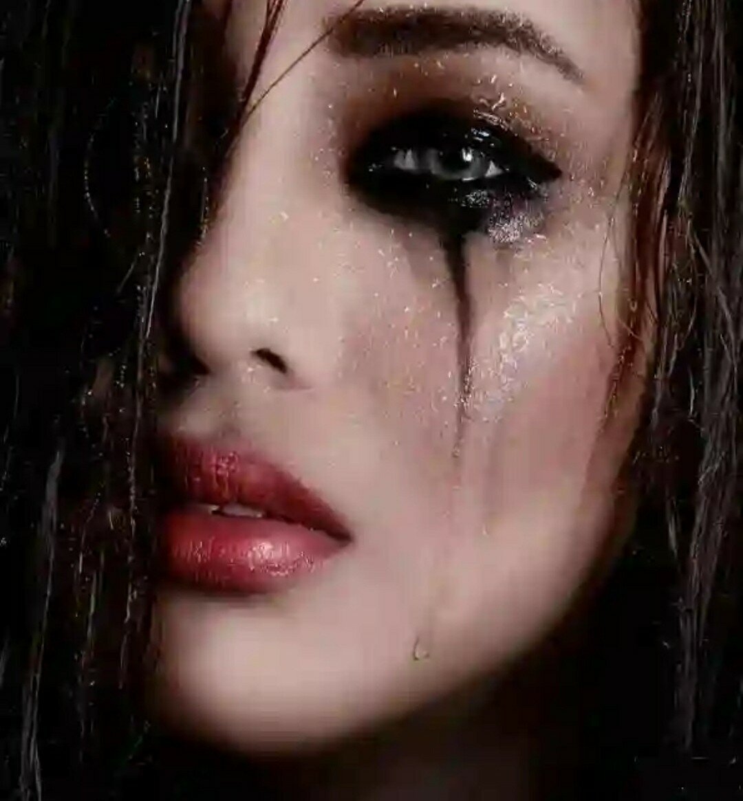 Девушка в слезах