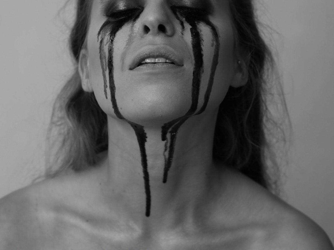 Девушка с размазанной тушью