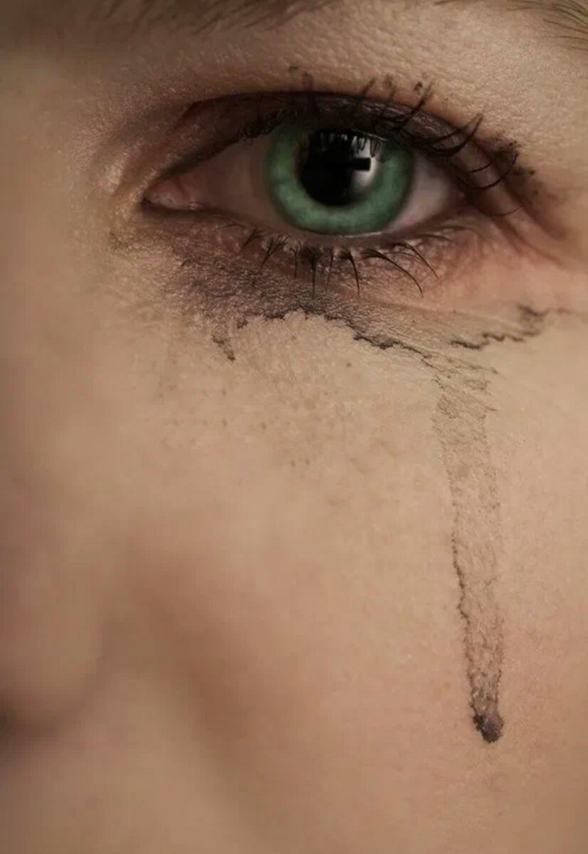 Заплаканные зелёные глаза