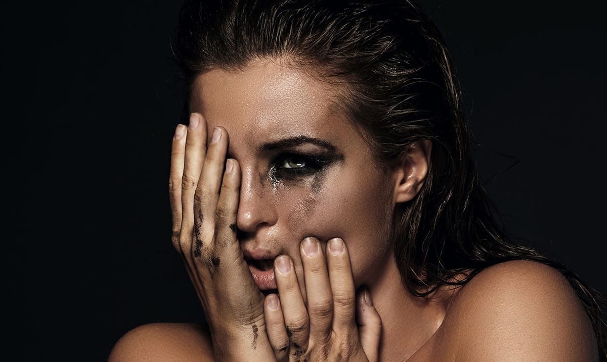Девушка с размазанной помадой и тушью