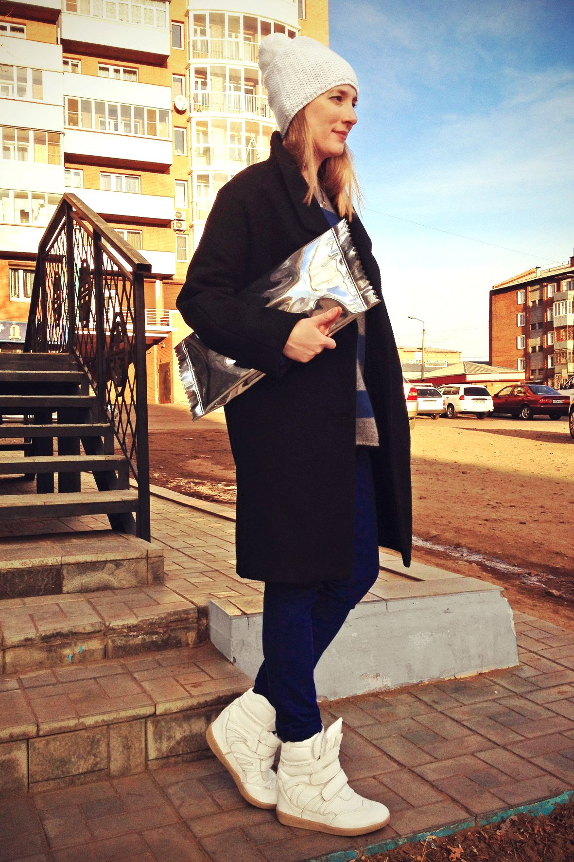 Пальто и шапка с помпоном