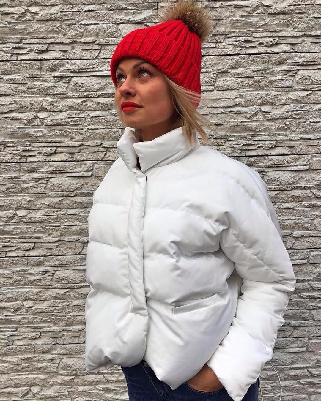 Шапка к белому пуховику