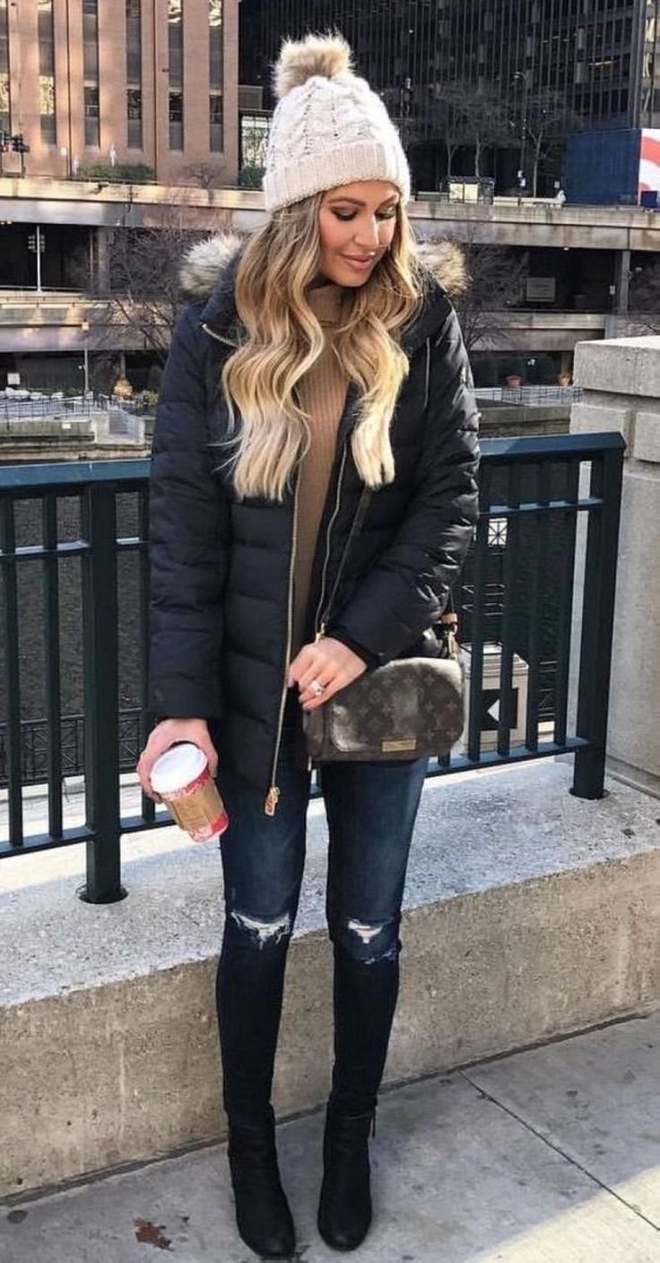 Шапка к черному пуховику