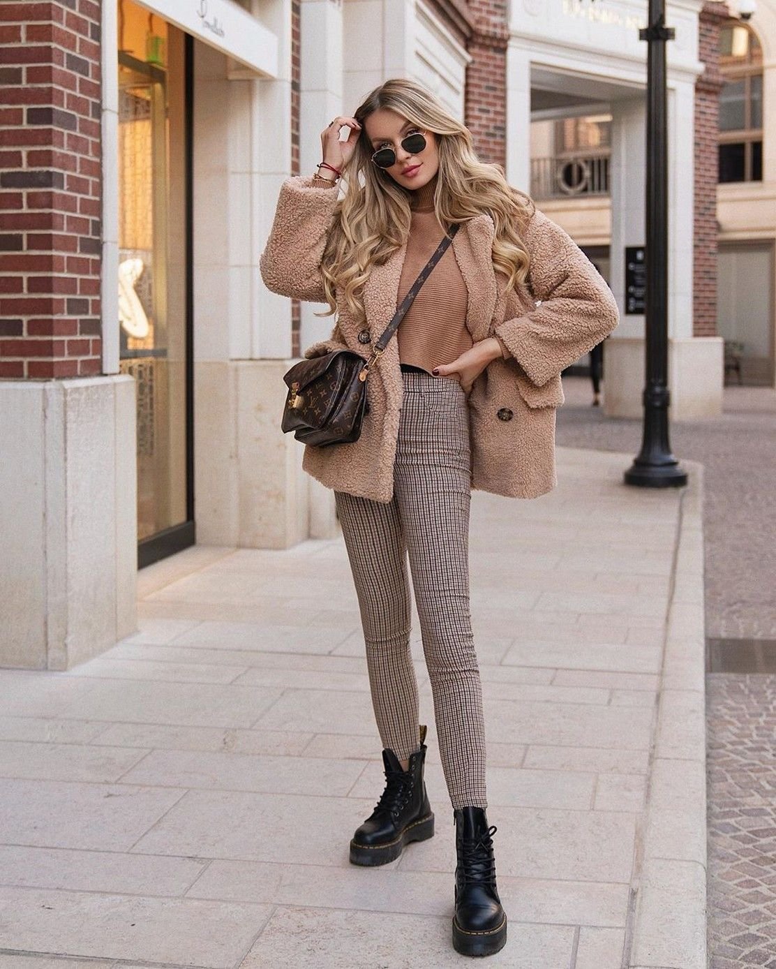 Образы с бежевой курткой