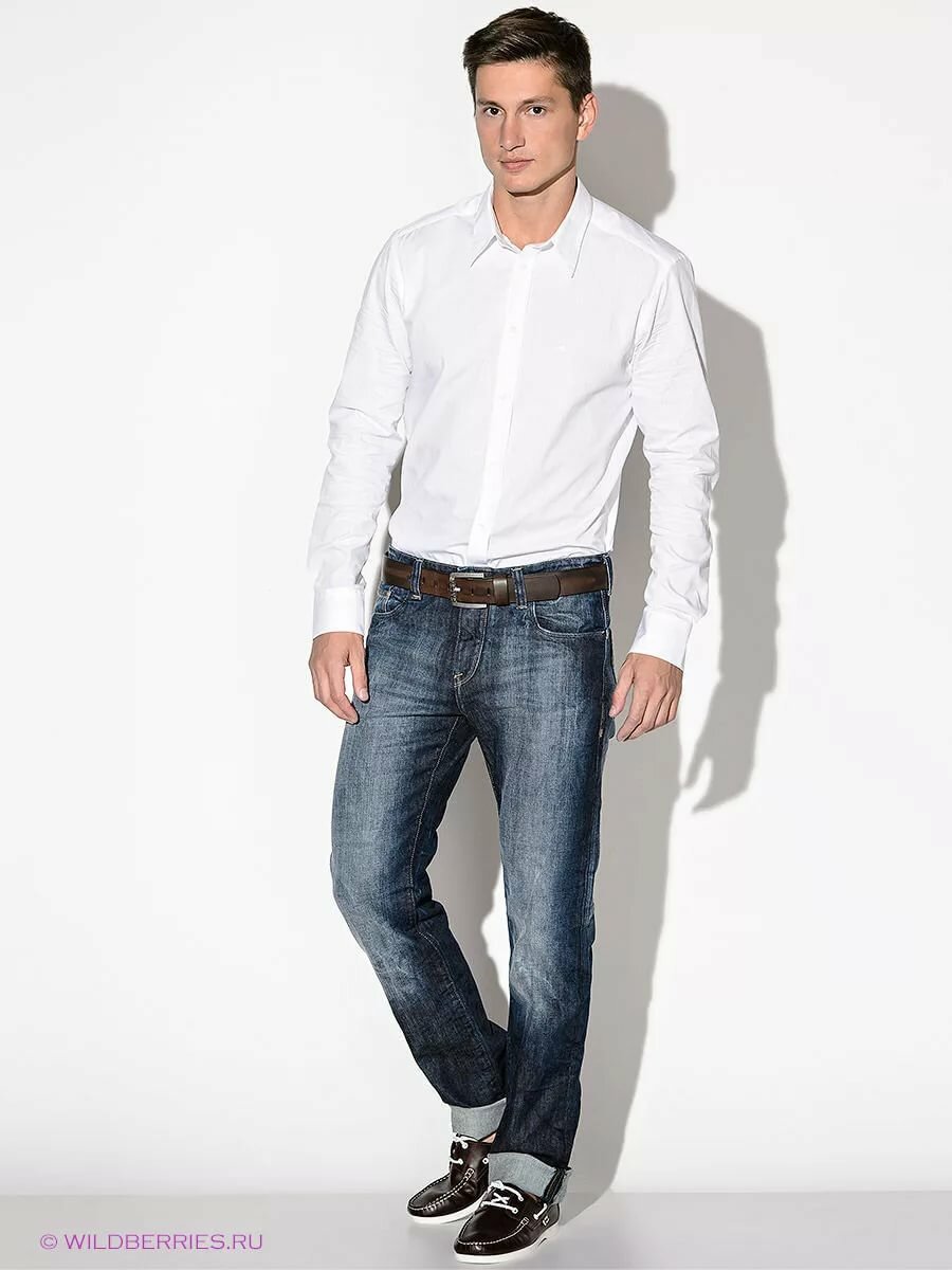Мужчина в белой рубашке и джинсах