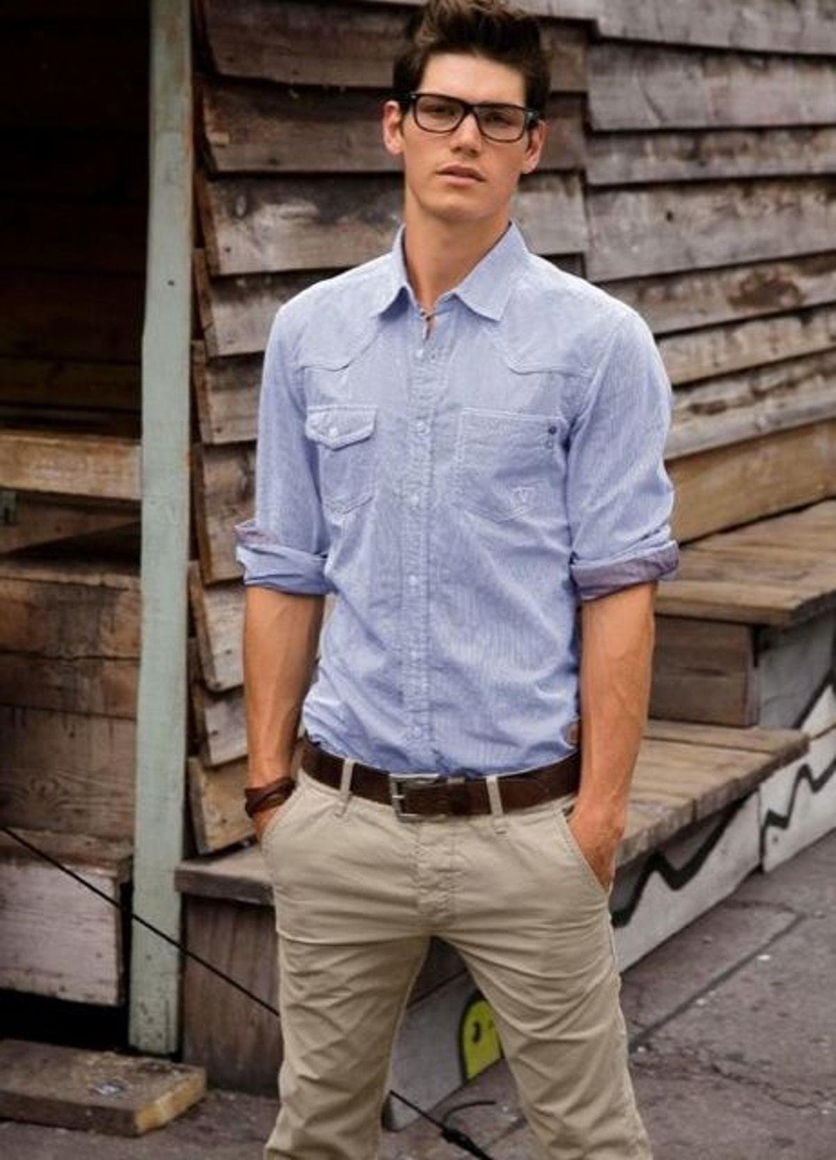 Бежевые брюки и голубая рубашка