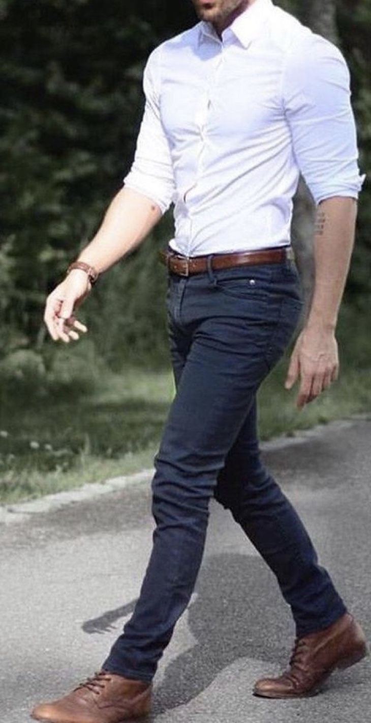 Джинсы с коричневыми ботинками