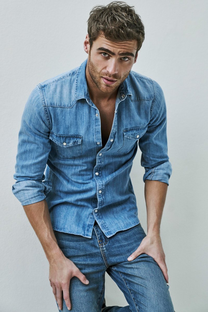 Мужчина в джинсах