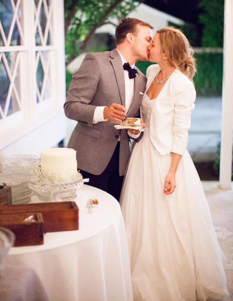 Поверх свадебного платья