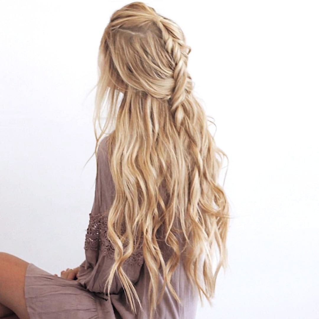 Красивые длинные светлые волосы