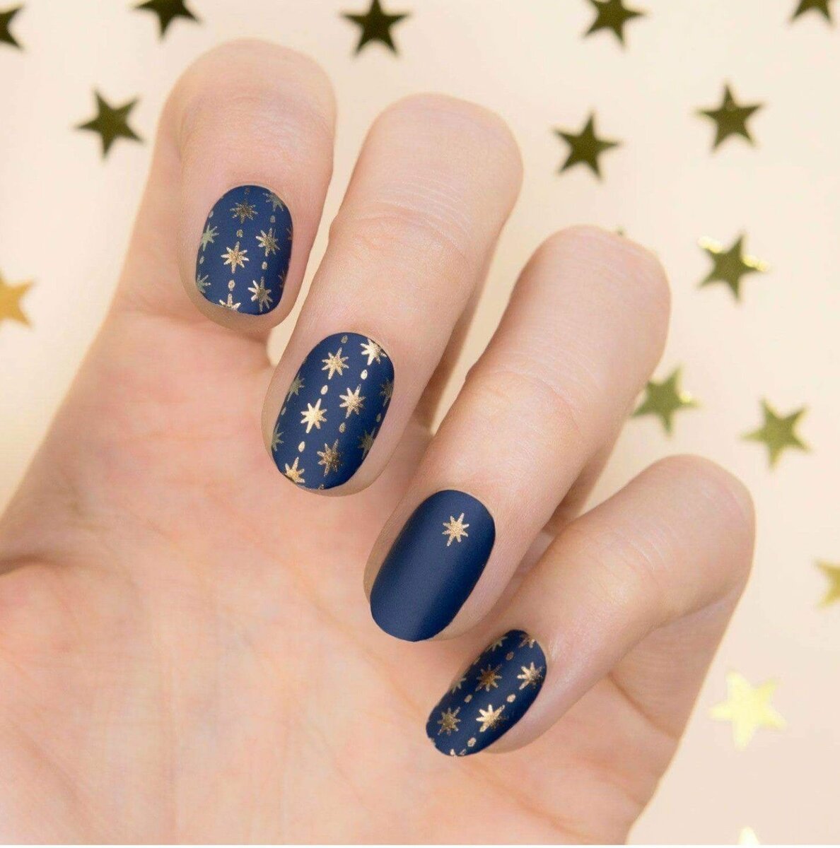 Маникюр со звездами на коротких