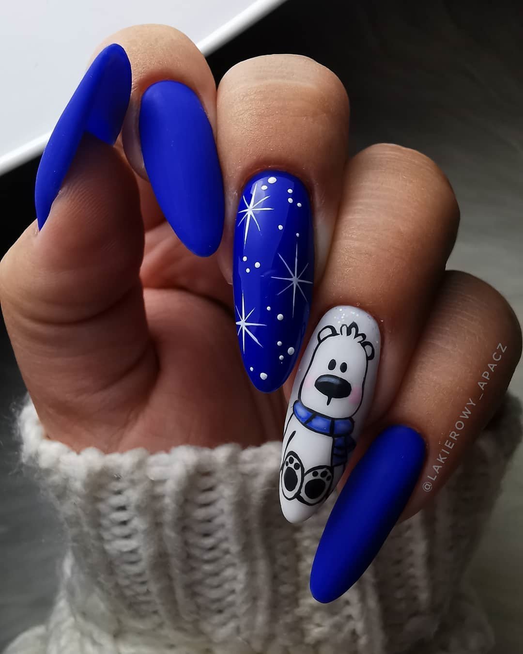 Синие новогодние ногти длинные