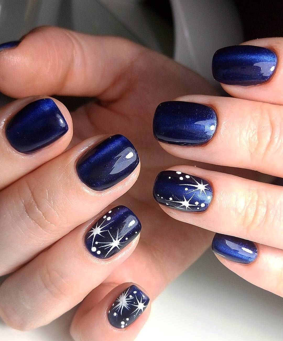 Темно синий маникюр